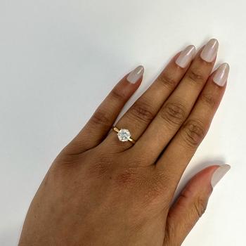 Grace in Gelbgold.