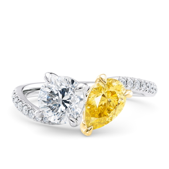 Unity Engagement Ring in Ouro branco