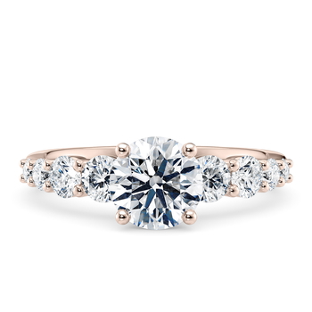 Lyra in Rosaguld set with a Rund cut diamant.
