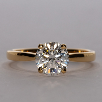 Delicacy in Gult guld 