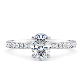 Leila in Or blanc set with a Taille ovale cut diamant.