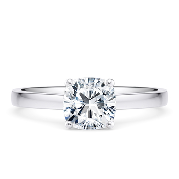 1477 Classic in Hvitt gull set with a Pute cut diamant.