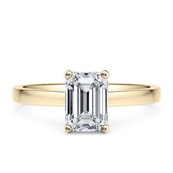 1477 Classic in Žluté zlato (9k) set with a Emerald cut diamant.