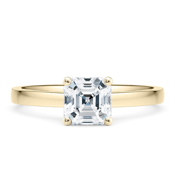 1477 Classic in Gult gull set with a Asscher cut diamant.