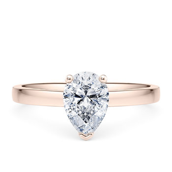 1477 Classic in 玫瑰金 set with a 梨形 cut 钻石.