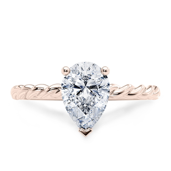 Ascot in 玫瑰金 set with a 梨形 cut 钻石.