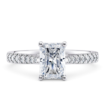 Kindrea in Hvitt gull set with a Strålende cut diamant.