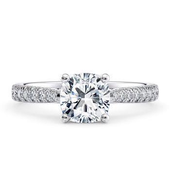 Kindrea in Platino set with a Cuscino cut diamante.