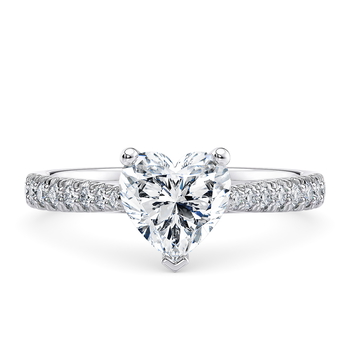 Kindrea in Or blanc set with a Cœur cut diamant.