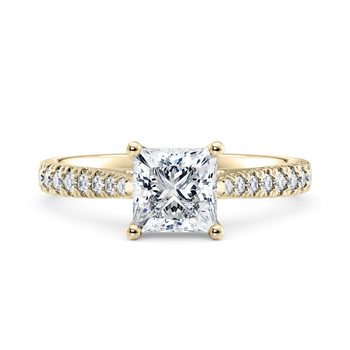 Kindrea in Oro giallo (9k) set with a Princess cut diamante.