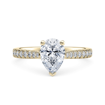 Kindrea in Ouro amarelo (9k) set with a Pera cut diamante.