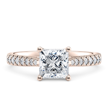 Kindrea in Розовое золото set with a Принцесса cut бриллиант.