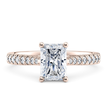 Kindrea in Aur Roz set with a Radiant cut diamant.