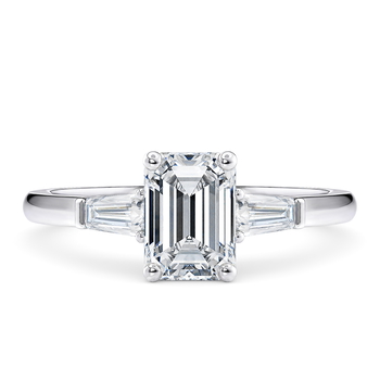 Alexandria in Platin set with a Smaragd cut diamant.