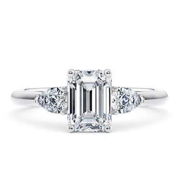Florence in Platin set with a Smaragd cut diamant.