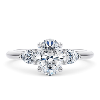 Florence in Platine set with a Taille ovale cut diamant.