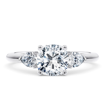 Florence in Platin set with a Kissen cut diamant.