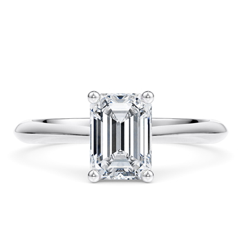 Iris in Platino set with a Smeraldo cut diamante.