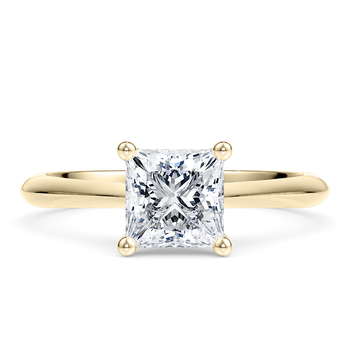 Iris in Żółte złoto (9k) set with a Princess cut diament.