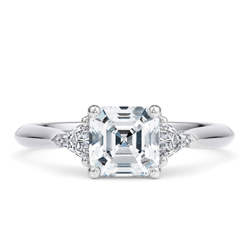 Paris in بلاتينيوم set with a آشر cut ماسة.