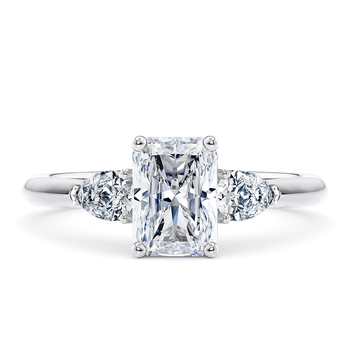Florence in Platine set with a Taille radiant cut diamant.