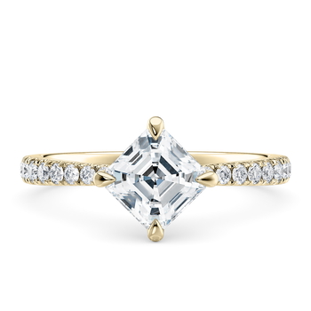 Asteria Compass in Желтое золото (9k) set with a Ашер cut бриллиант.