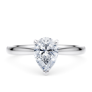 Lucia in Platina set with a Päron cut diamant.