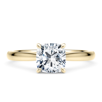 Lucia in Oro Amarillo set with a Cojín cut diamante.