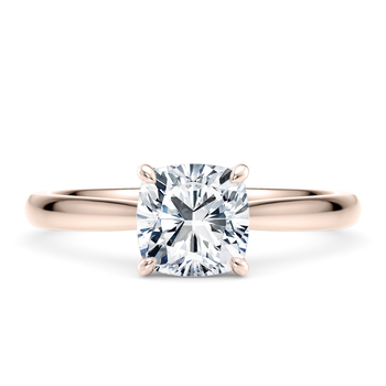 Lucia in Oro Rosa set with a Cojín cut diamante.