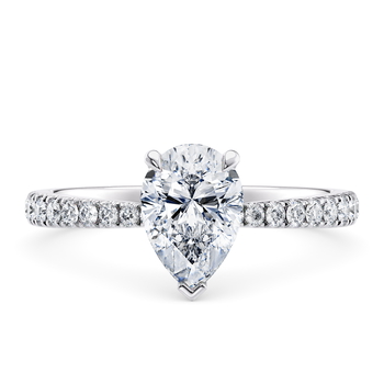 Asteria Classic in Or blanc (9k) set with a Taille poire cut diamant.