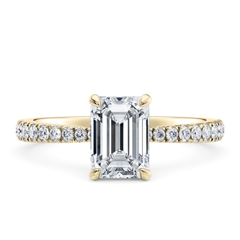 Asteria Classic in Gelbgold set with a Smaragd cut diamant.