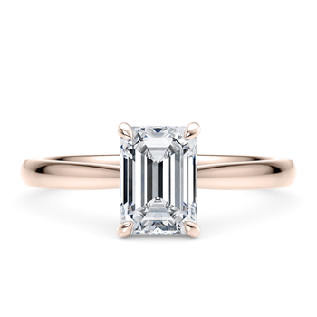 Lucia in Or rose set with a Taille émeraude cut diamant.