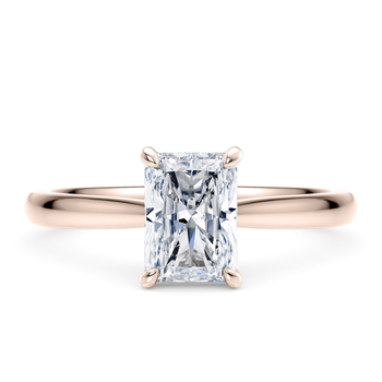 Lucia in Oro Rosa set with a Radiante cut diamante.