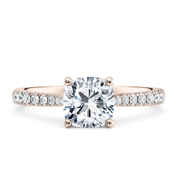 Leila in Or rose set with a Taille coussin cut diamant.