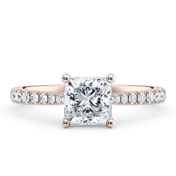 Leila in Roségoud set with a Princess cut diamant.
