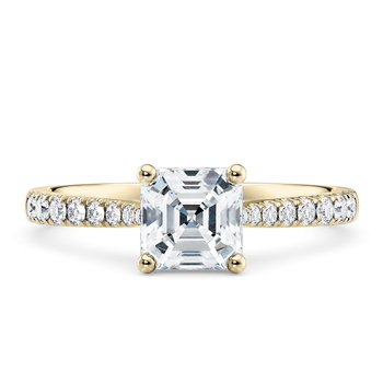 Leila in Geelgoud set with a Asscher cut diamant.
