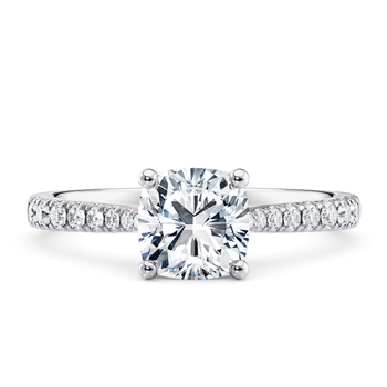 Leila in Platino set with a Cojín cut diamante.
