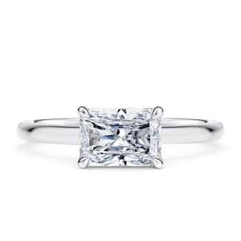 Elara in Ouro Branco (9k) set with a Radiante cut diamante.