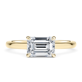 Elara in Žluté zlato set with a Emerald cut diamant.