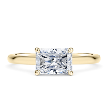 Elara in Or jaune set with a Taille radiant cut diamant.