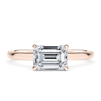 Elara in Růžové zlato set with a Emerald cut diamant.
