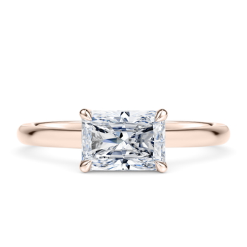 Elara in Rosaguld set with a Radiant cut diamant.
