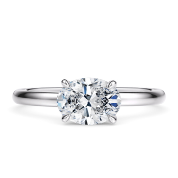 Elara in Platin set with a Oval cut diamant.