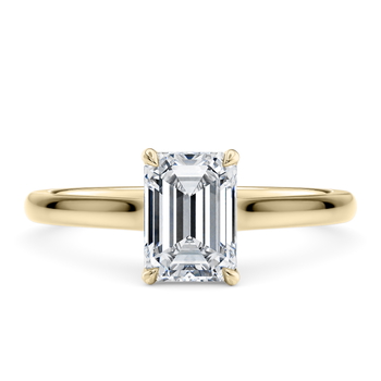 Amara in Žluté zlato (9k) set with a Emerald cut diamant.
