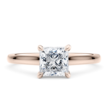 Amara in Rose Gold set with a Prinsessahionta cut timantti.