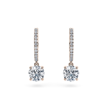Lucia in Rosaguld set with a Rund cut diamant.