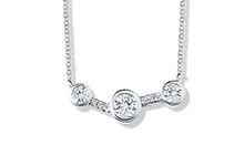 Cosmos Necklace in Or blanc.