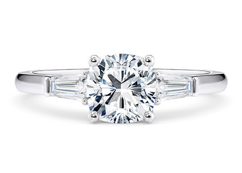 Alexandria in Weißgold set with a Kissen cut diamant.