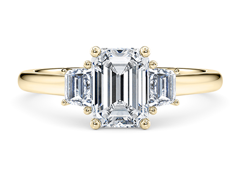 Imperia in Oro Giallo set with a Smeraldo cut diamante.