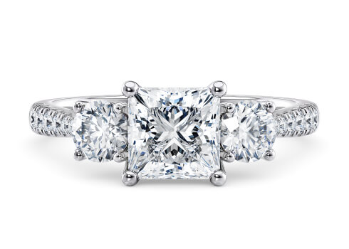 Lisbon in Platin set with a Prinzess cut diamant.